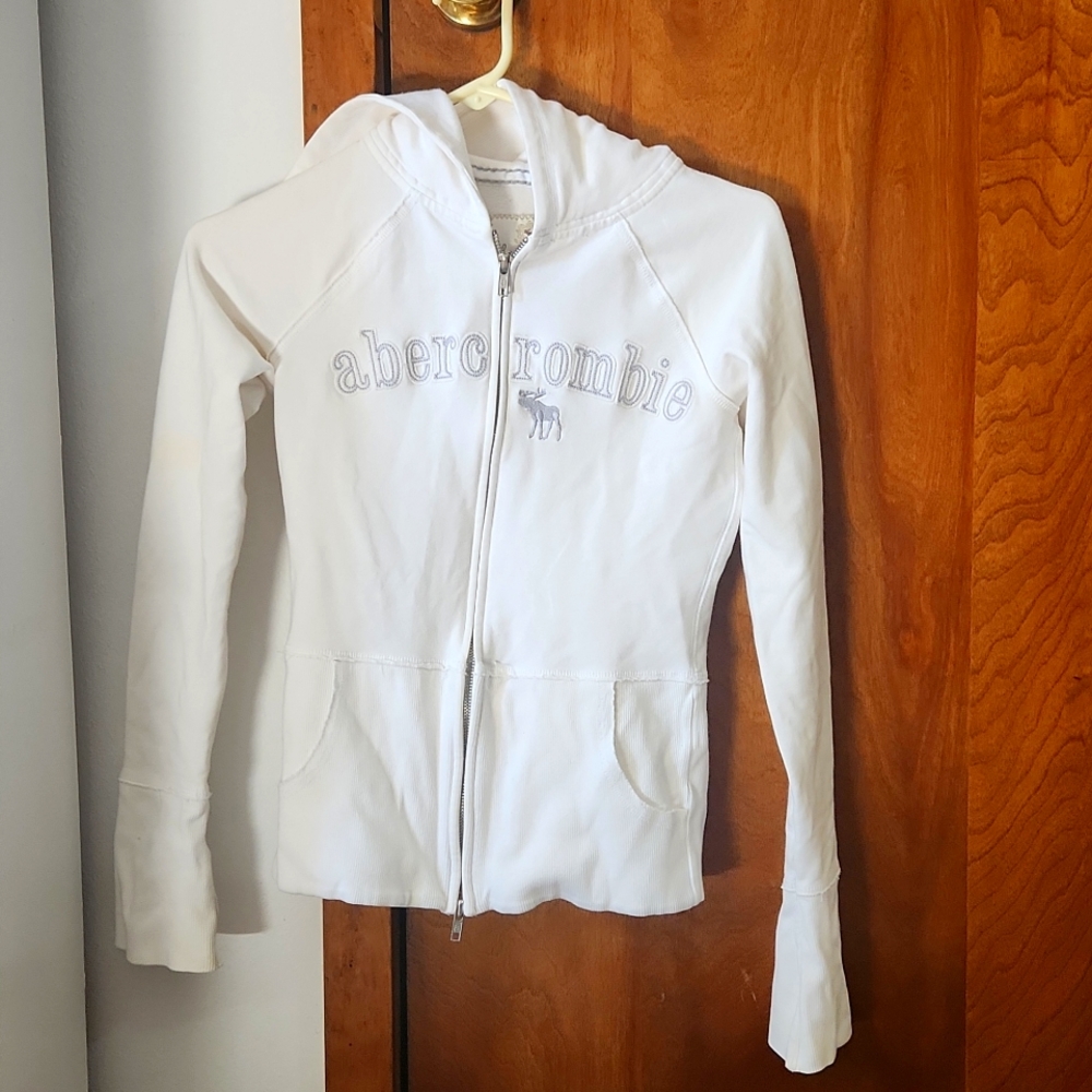 ABERCROMBIE,WHITE,ZIPUP HOODIE,SAYS MEDIUM FITS LIKE A SMALL.